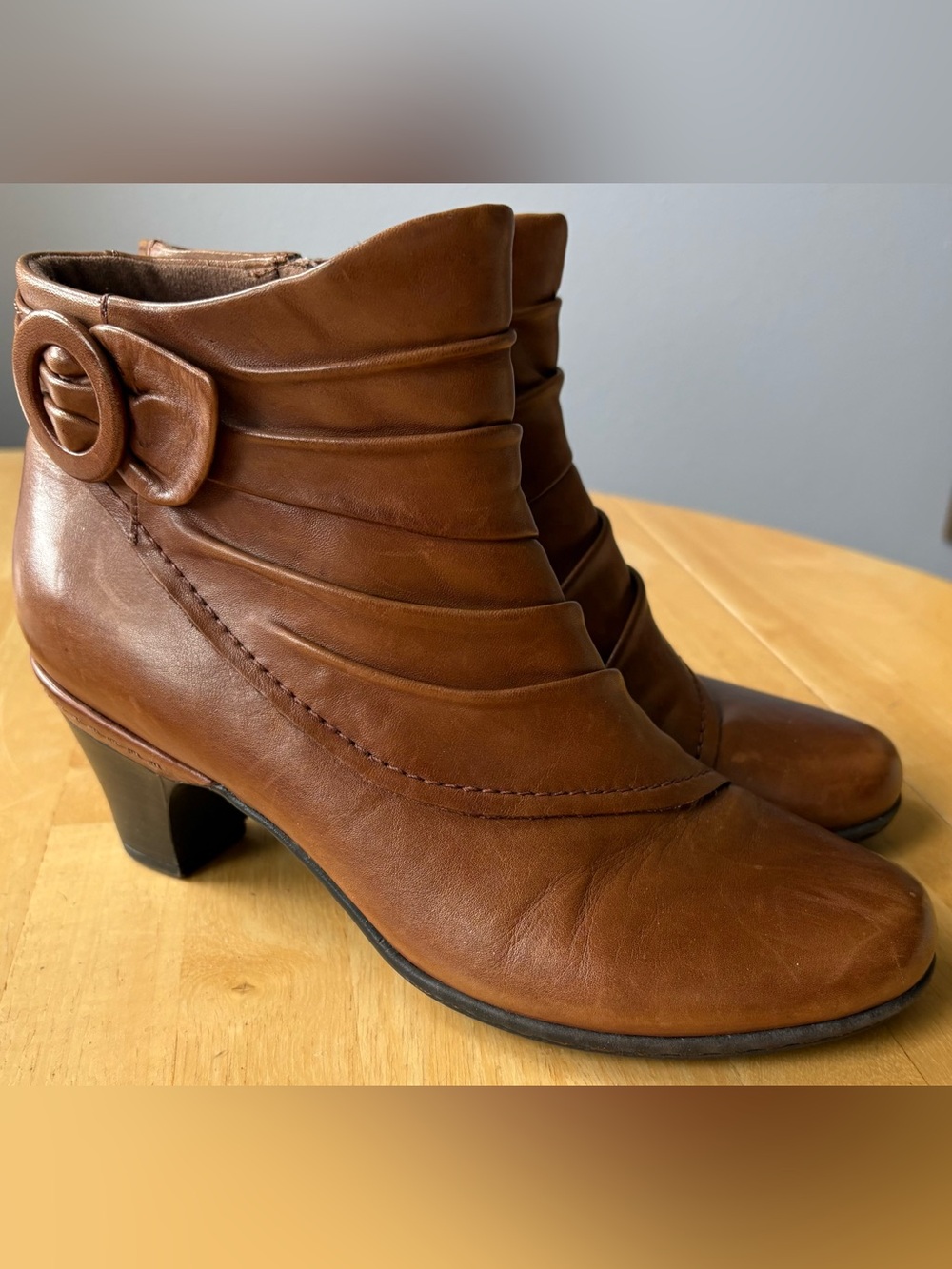 Cobb Hill by New Balance Tan Leather Ankle Boot w Decorative Buckle & Ruching 7M